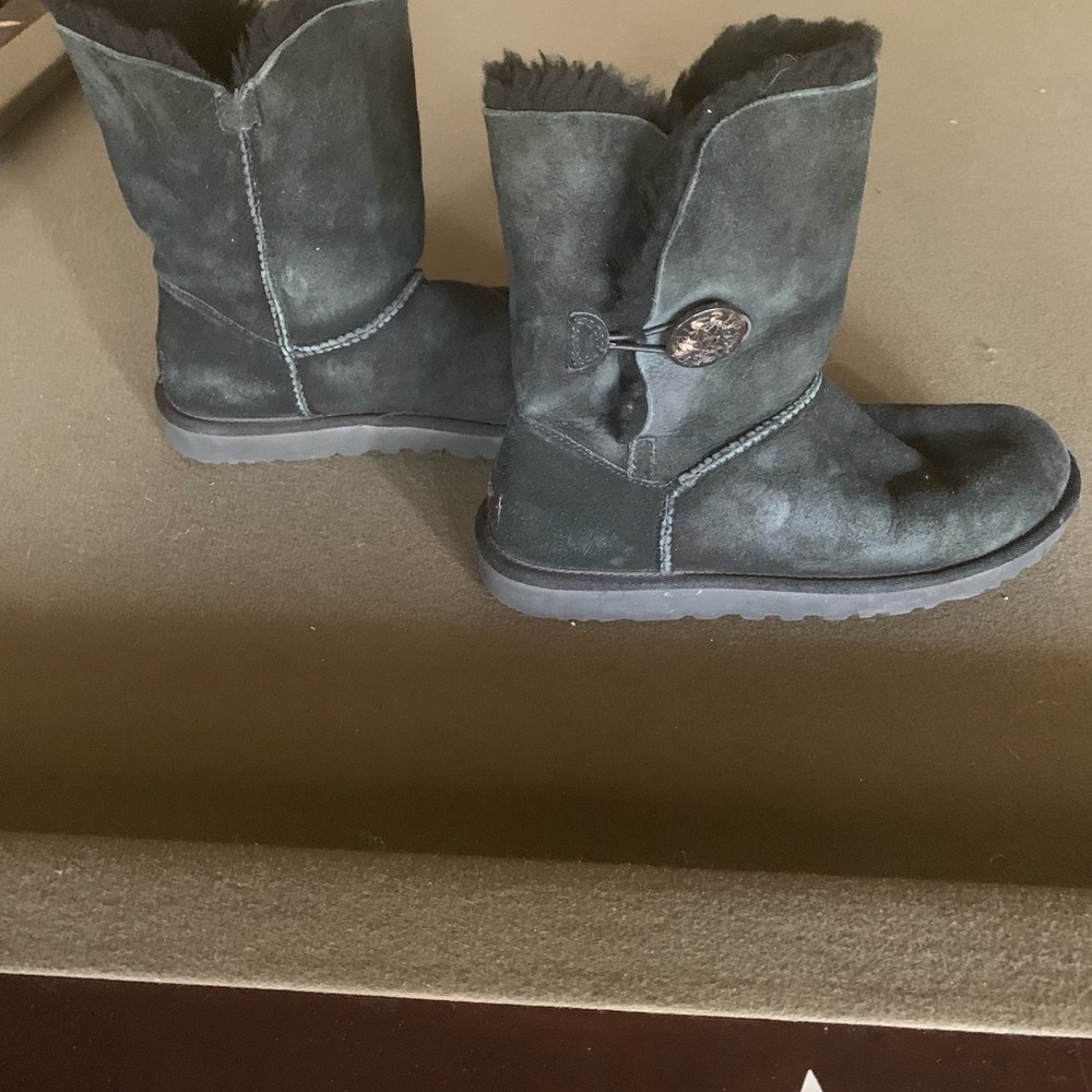 Super Cute Black Bailey Button Uggs size 8!!